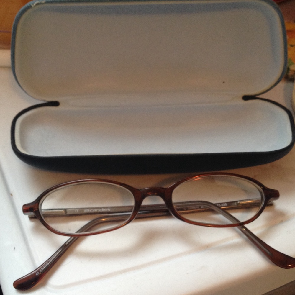 Classic Women's Oval Reading Glasses in Brown